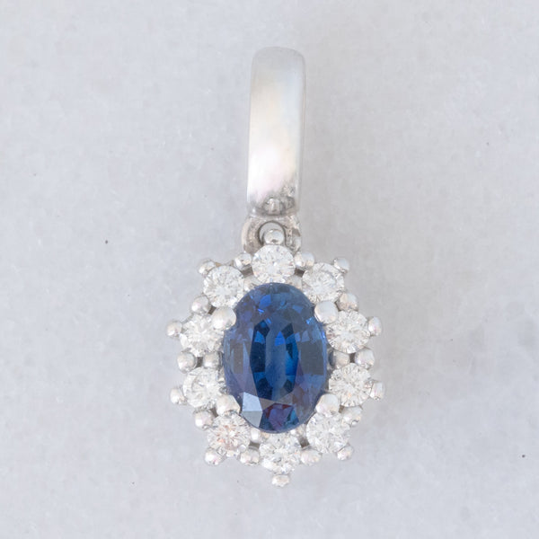 Ciondolo a margherita in oro bianco 14K con zaffiro (0.60ct ca.) e diamanti (0.20ctw ca.), anni ‘80