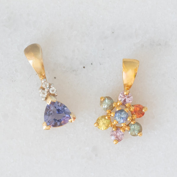 Coppia di ciondoli vintage in oro giallo 9K con tanzanite e pietre bianche e in oro giallo 8K con topazi