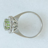 Anello a margherita vintage in oro bianco 14K con peridoto verde (2.60ct ca.) e diamanti di taglio brillante (0.36ctw ca.), anni ‘70/‘80