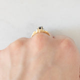 Anello vintage in oro giallo 18K con zaffiro (0.35ct ca.) e diamanti (0.04ctw ca.)