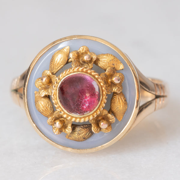 Anello antico in oro giallo 8K con calcedonio azzurro e tormalina rosa, primi del ‘900