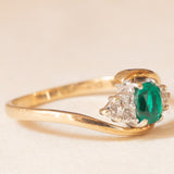 Anello bypass vintage in oro giallo e bianco 9K con pasta di vetro verde e diamanti (0.03ctw ca.), anni ‘80
