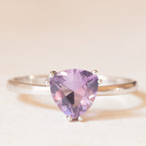 Moderner Solitär aus 9 Karat Weißgold mit Amethyst im Billionenschliff (ca. 1 Karat), Jahr 2012