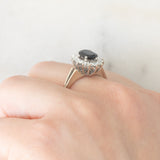 Anello a margherita in oro bianco 18K con zaffiro (1.30ct ca.) e diamanti di taglio brillante (0.44ctw ca.), anni ‘70