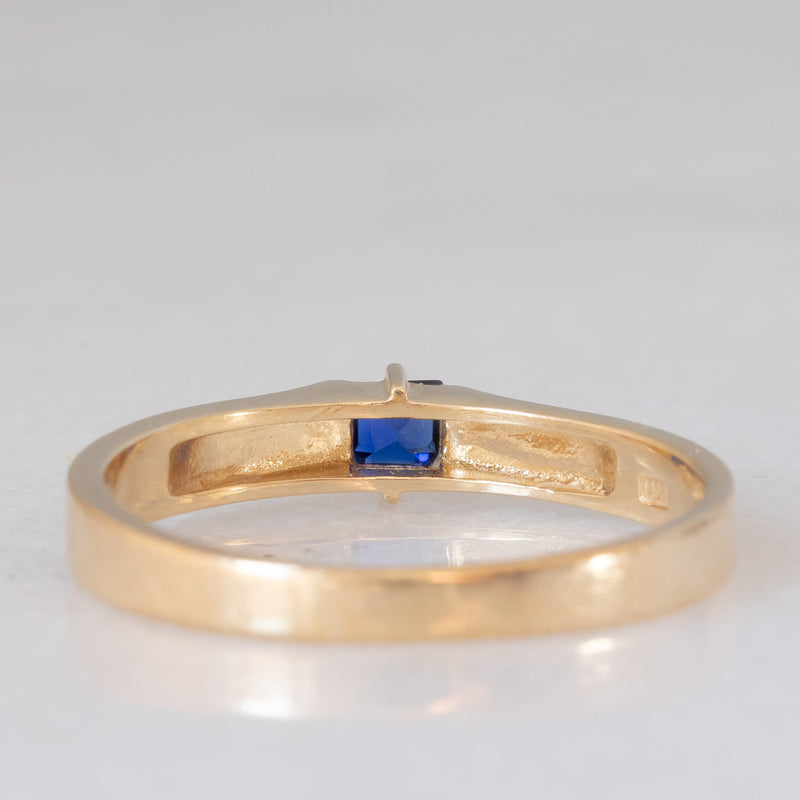 Solitario a fascia vintage in oro giallo 14K con zaffiro di taglio carré (0.18ct ca.), anni ‘70