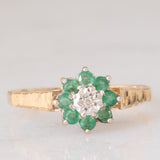 Anello a fiore vintage in oro giallo 9K con smeraldi (0.36ctw ca.) e diamante (0.01ct ca.), anni ‘70/‘80
