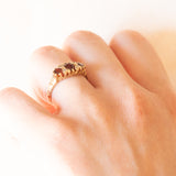 Vintage-Ring aus 9-karätigem Gelbgold mit Granat und Diamant (ca. 0.02 ctw), 60er Jahre