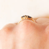 Anello contrarier vintage francese in oro giallo 18K con zaffiri (0.60ctw ca.) e diamanti di taglio brillante (0.18ctw ca.), anni ‘70
