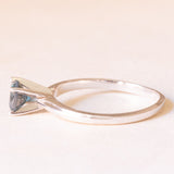 Solitario vintage in oro bianco 14K con diamante blu trattato di taglio brillante (0.45ct ca.), anni ‘90