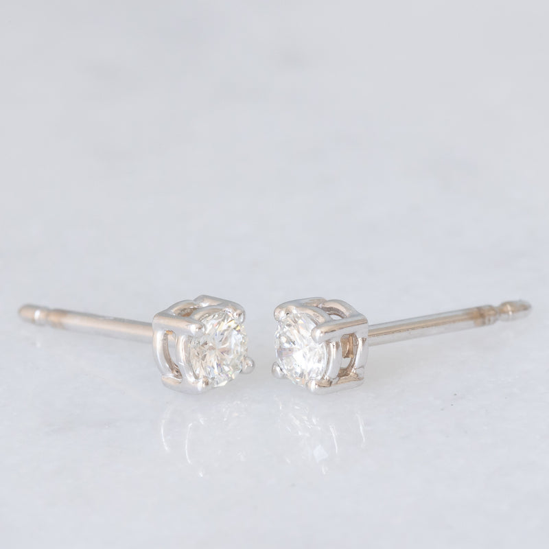 Orecchini punto luce in oro bianco 18K con diamanti di taglio brillante (0.28ctw ca.)