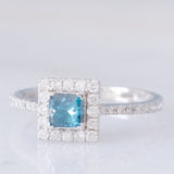 Anello a margherita vintage in oro bianco 18K con diamante blu (0.54ct) e diamanti bianchi (0.40ctw)