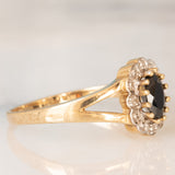 Anello a margherita in oro giallo 9K con zaffiro (0.60ct ca.) e diamanti (0.05ctw ca.), anni ‘70/‘80