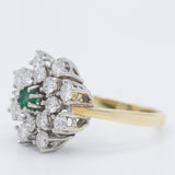 Anello a fiore/fiocco di neve in oro giallo e bianco 14K con smeraldo (0.13ct ca.) e diamanti di taglio brillante (1.24ctw ca.), anni ‘70