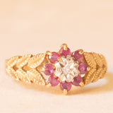 Vintage-Blumenring aus 9-karätigem Gelb- und Weißgold mit synthetischen Rubinen (ca. 0.40 ctw) und Diamant sowie mit seitlichen Verzierungen in Form von Blättern, 1989