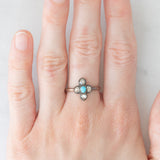 Anel antigo em forma de flor, em ouro amarelo 14K e prata, com turquesa e diamantes lapidados em rosa (aproximadamente 0.50 ct), final do século XIX.