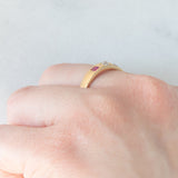 Trilogy gypsy vintage in oro giallo 14K con diamante (0.16ct ca.) e rubini (0.16ctw ca.), anni ‘40/‘50