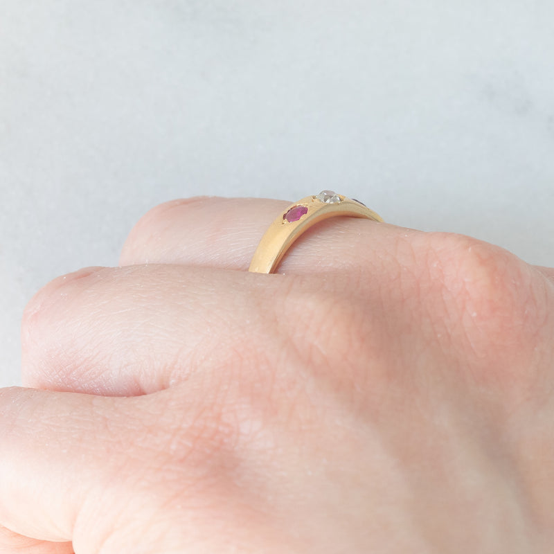 Trilogy gypsy vintage in oro giallo 14K con diamante (0.16ct ca.) e rubini (0.16ctw ca.), anni ‘40/‘50