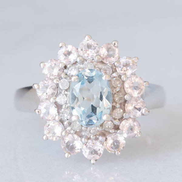 Anello a margherita moderno in oro bianco 9K con acquamarina (0.60ct ca.), diamanti (0.12ctw ca.) e morganiti (0.84ctw ca.), anni ‘2000