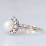 Anello a margherita vintage in oro bianco 18K con perla bianca e diamanti di taglio brillante (0.48ctw ca), anni ‘60