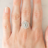 Anello a margherita moderno in oro bianco 9K con acquamarina (0.60ct ca.), diamanti (0.12ctw ca.) e morganiti (0.84ctw ca.), anni ‘2000