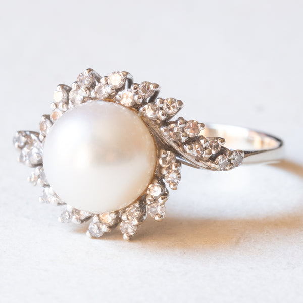 Anello a margherita vintage in oro bianco 18K con perla bianca e diamanti (0.18ctw ca.), anni ‘70