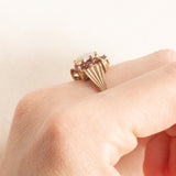 Vintage-Gänseblümchenring aus 9-karätigem Gelbgold mit Opal (ca. 0.30 ct) und synthetischen Rubinen (ca. 0.50 ctw), Jahr 1973–1974