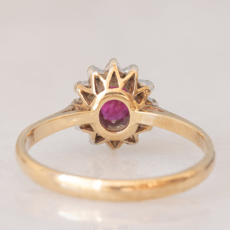 Anello a margherita vintage in oro giallo 9K con rubino (0.35ct ca.) e diamanti (0.06ctw ca.), anno 1984