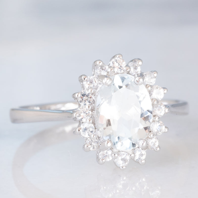 Anello a margherita in oro bianco 9K con acquamarina (1ct ca.) e diamanti di taglio brillante (0.16ctw ca.), anno 2006