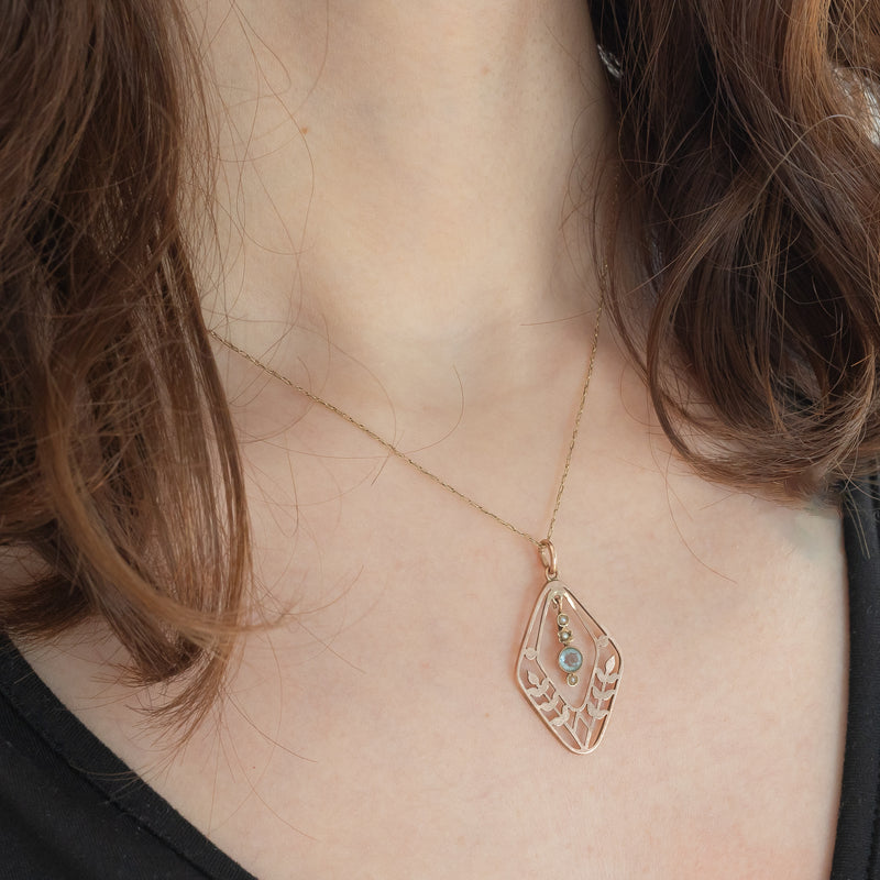 Pendente antico lavalier in oro giallo 9K con pasta di vetro azzurra e perline bianche, anni ‘10/‘20