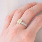 Anello vintage in oro bianco 18K con diamanti fancy gialli (1.23ctw) e diamanti bianchi (0.22ctw), anni ‘80/‘90