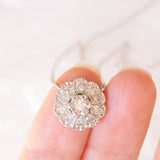 Vintage-Halskette aus 18-karätigem Weißgold mit Gänseblümchen-Anhänger und Diamanten im Brillantschliff (ca. 0.60 ctw), 70er/80er Jahre