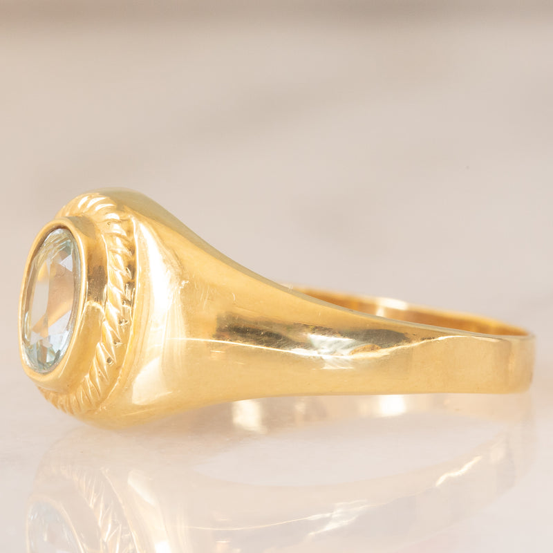 Anello chevalier vintage in oro giallo 14K con topazio azzurro, anni ‘60