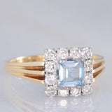 Anillo vintage de oro amarillo y blanco de 14 quilates con margaritas, topacio azul (aprox. 0.70 ct) y diamantes de talla brillante (aprox. 0.48 ct), década de 70/80