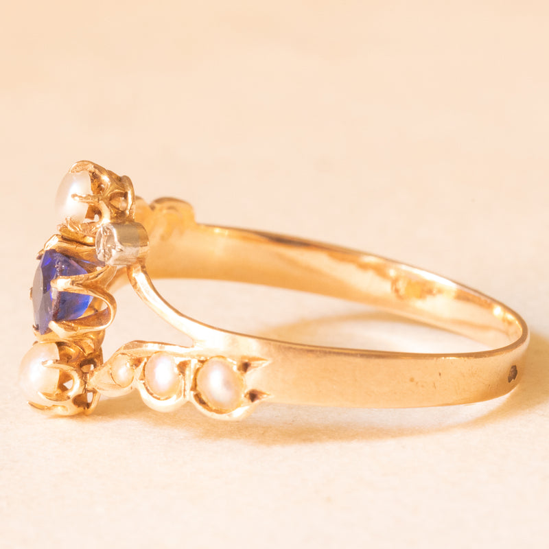 Anello Art Nouveau francese in oro giallo 18K con iolite (0.20ct ca.), diamanti di taglio rosetta e perline bianche, anni ‘10/‘20