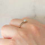 Solitario vintage in oro giallo 8K con opale (0.18ct ca.), anni ‘40/‘50