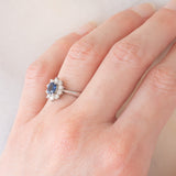 Anello a margherita vintage in platino con zaffiro (0.53ct) e diamanti (0.32ctw), anni ‘90