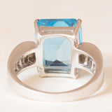 Anel de coquetel vintage em ouro branco 18K com topázio azul (aprox. 8.50 ct) e diamantes lapidação baguete (aprox. 0.80 ctw), década de 80