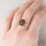 Anello a fiore vintage in oro giallo 8K con granati (2ctw ca.), anni ‘50/‘60