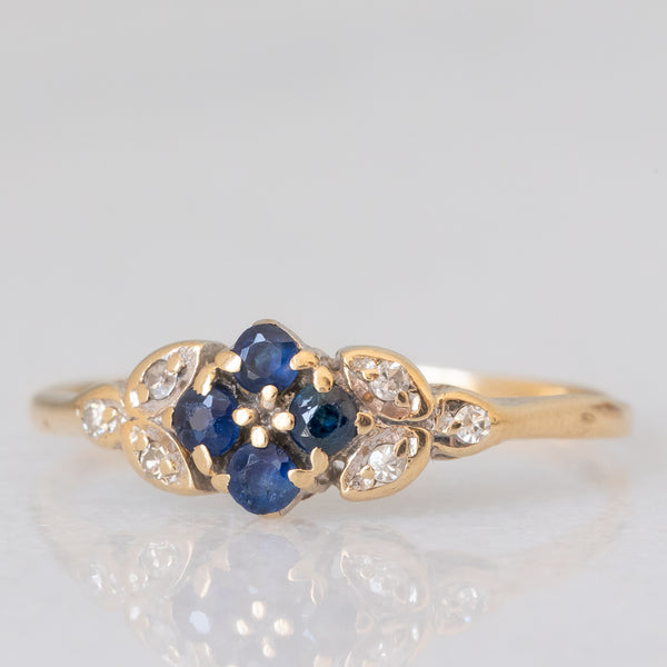 Anello vintage in oro giallo 9K con zaffiri (0.16ctw ca.) e diamanti (0.03ctw ca.) e con decorazioni floreali, anni ‘70/‘80