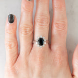 Gänseblümchenring aus 14 Karat Weißgold mit Saphir (ca. 1.50 ct) und Diamanten im Brillantschliff (ca. 0.60 ctw), 70er Jahre