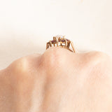 Vintage-Gänseblümchenring aus 9-karätigem Gelbgold mit Opal (ca. 0.30 ct) und synthetischen Rubinen (ca. 0.50 ctw), Jahr 1973–1974