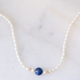Collana moderna con perle bianche, lapislazzuli e oro giallo 18K