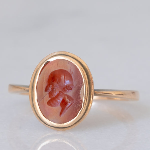 Anello vintage in oro giallo 18K con corniola incisa con profilo di uomo antico, anni ‘60