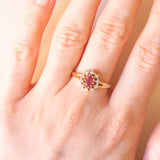 Anello a margherita vintage in oro giallo e bianco 14K con tormalina rosa (0.50ct ca.) e diamanti (0.08ctw ca.), anni ‘70