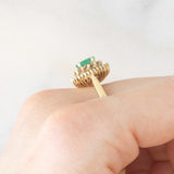 Anello ballerina vintage in oro giallo 14K con smeraldo (0.50ct ca.) e diamanti di taglio brillante e di taglio tapered (0.50ctw ca.), anni ‘70
