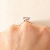 Moderner Solitär aus 9 Karat Weißgold mit Amethyst im Billionenschliff (ca. 1 Karat), Jahr 2012