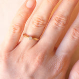 Solitario vintage in oro giallo 9K con diamante di taglio brillante (0.18ct ca.), anni ‘40