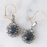 Orecchini pendenti antichi in oro giallo 18K e argento con zaffiri (5ctw ca.) e diamanti di taglio vecchia miniera (1ctw ca.), primi del ‘900