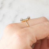 Anello Art Nouveau in oro giallo e bianco 14K con diamanti di taglio vecchia miniera (0.30ctw ca.) e di taglio rosetta, anni ‘20