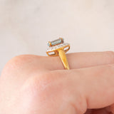 Anello a margherita in oro giallo 9K con zircone azzurro (1.83ct ca.) e zirconi bianchi